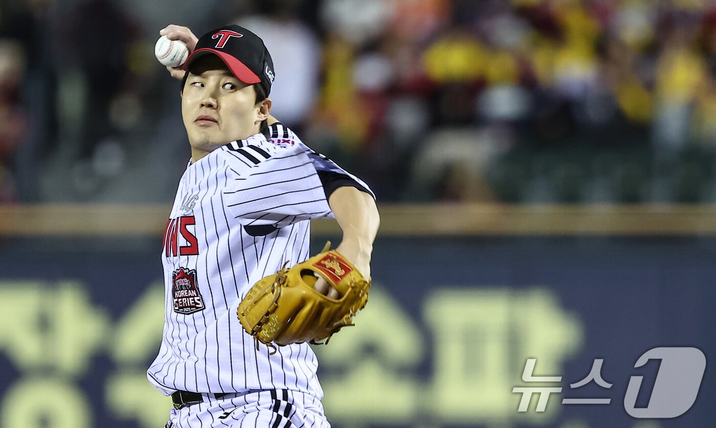 본문 이미지 - 27일 서울 송파구 잠실야구장에서 열린 프로야구 2025 신한 SOL뱅크 KBO 포스트시즌 한국시리즈 2차전 한화 이글스와 LG 트윈스의 경기, 1회초 LG 선발투수 임찬규가 역투하고 있다. 2025.10.27/뉴스1 ⓒ News1 김도우 기자