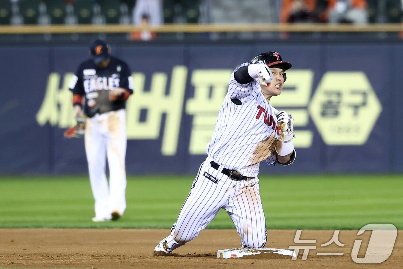 본문 이미지 - 27일 서울 잠실야구장에서 열린 프로야구 2025 신한 SOL뱅크 KBO 포스트시즌 한국시리즈 2차전 한화 이글스와 LG 트윈스의 경기, LG 박동원이 2회말 무사 만루 찬스에서 2타점 2루타를 친 후 포효하고 있다. 2025.10.27/뉴스1 ⓒ News1 김성진 기자