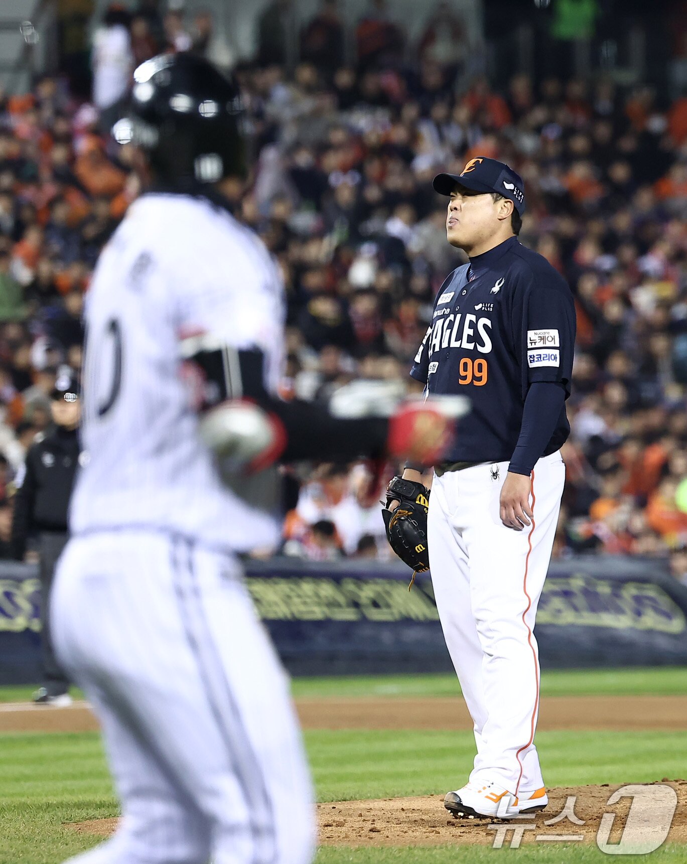 본문 이미지 - 27일 서울 잠실야구장에서 열린 프로야구 2025 신한 SOL뱅크 KBO 포스트시즌 한국시리즈 2차전 한화 이글스와 LG 트윈스의 경기, 한화 선발 류현진이 2회말 무사 1,2루 상황에서 LG 오지환에게 볼넷을 허용하자 아쉬워하고 있다. 2025.10.27/뉴스1 ⓒ News1 김성진 기자