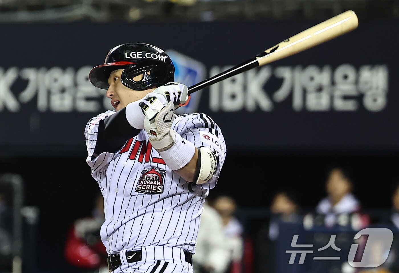 본문 이미지 - 27일 서울 송파구 잠실야구장에서 열린 프로야구 2025 신한 SOL뱅크 KBO 포스트시즌 한국시리즈 2차전 한화 이글스와 LG 트윈스의 경기, 2회말 무사 만루 상황에서 LG 박동원이 2타점 2루타를 치고 있다. 2025.10.27/뉴스1 ⓒ News1 김도우 기자