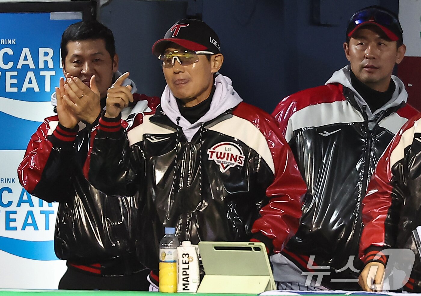 본문 이미지 - 27일 서울 송파구 잠실야구장에서 열린 프로야구 2025 신한 SOL뱅크 KBO 포스트시즌 한국시리즈 2차전 한화 이글스와 LG 트윈스의 경기, LG 염경엽 감독이 2회말 무사 2,3루 상황에서 LG 구본혁이 2타점 적시타를 치자 기뻐하고 있다. 2025.10.27/뉴스1 ⓒ News1 김도우 기자