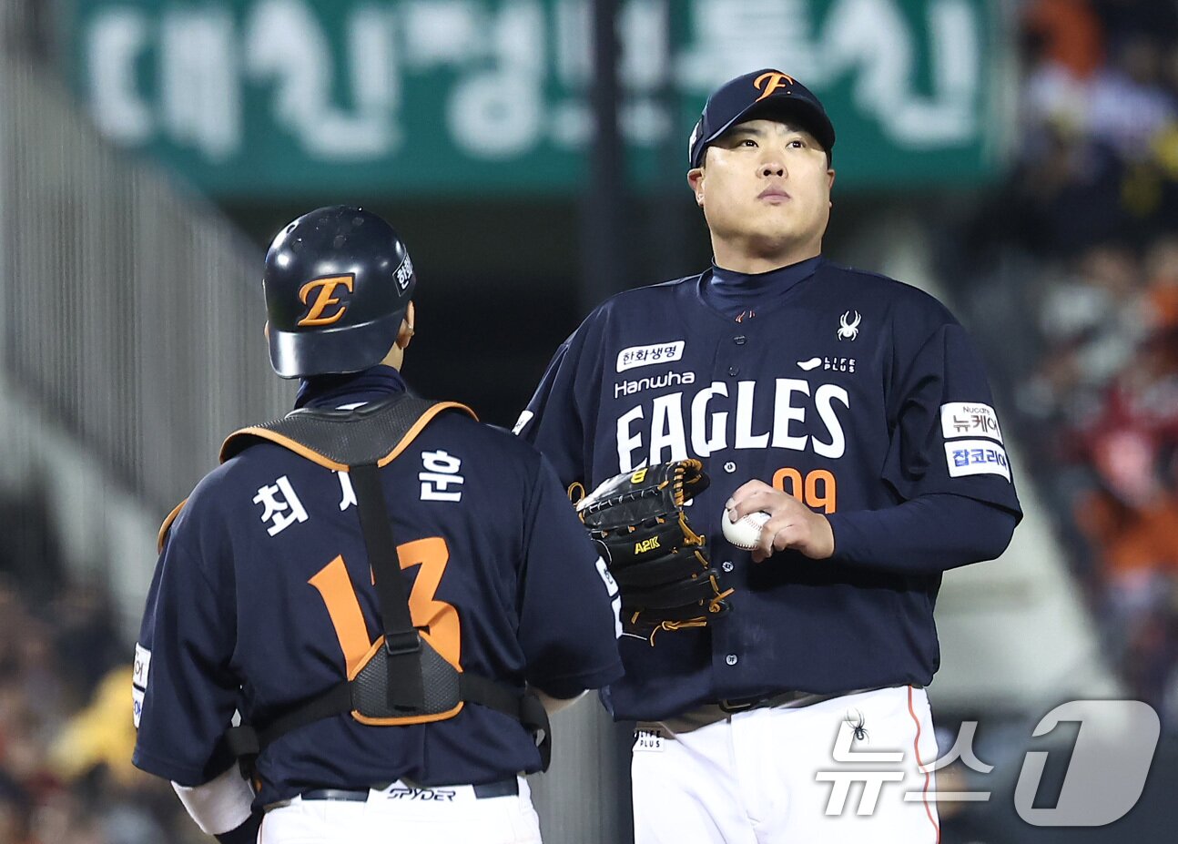 본문 이미지 - 27일 서울 잠실야구장에서 열린 프로야구 2025 신한 SOL뱅크 KBO 포스트시즌 한국시리즈 2차전 한화 이글스와 LG 트윈스의 경기, 한화 선발 류현진이 2회말 무사 2,3루 상황에서 LG 구본혁에게 동점 2타점 적시타를 허용한 후 아쉬워하고 있다. 2025.10.27/뉴스1 ⓒ News1 김성진 기자