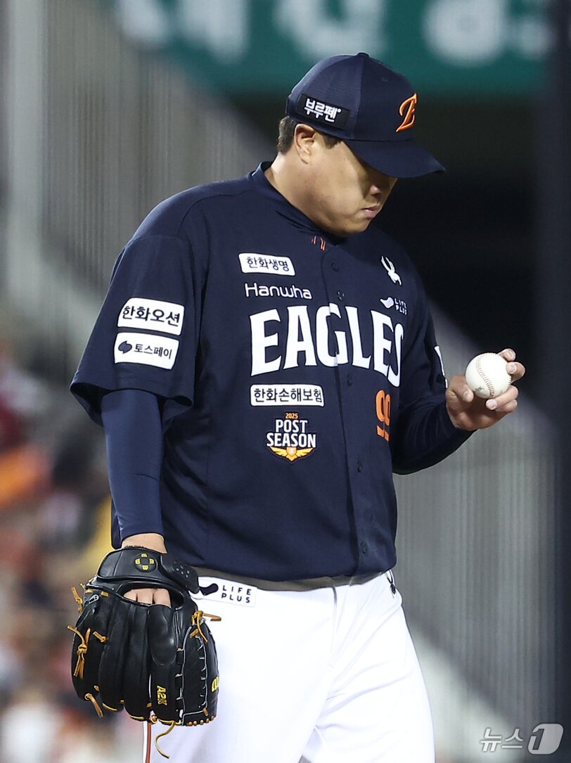 본문 이미지 - 27일 서울 잠실야구장에서 열린 프로야구 2025 신한 SOL뱅크 KBO 포스트시즌 한국시리즈 2차전 한화 이글스와 LG 트윈스의 경기, 한화 선발 류현진이 2회말 1사 2루 LG 홍창기에게 역전 적시타를 허용한 후 아쉬워하고 있다. 2025.10.27/뉴스1 ⓒ News1 김성진 기자
