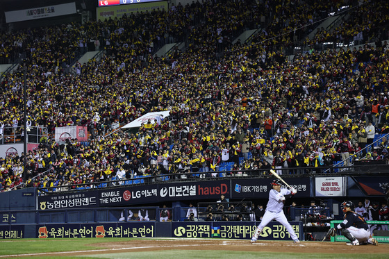 프로야구, 계속 '티빙'으로 본다…KBO-CJ ENM, 유무선 중계권 계약 연장
