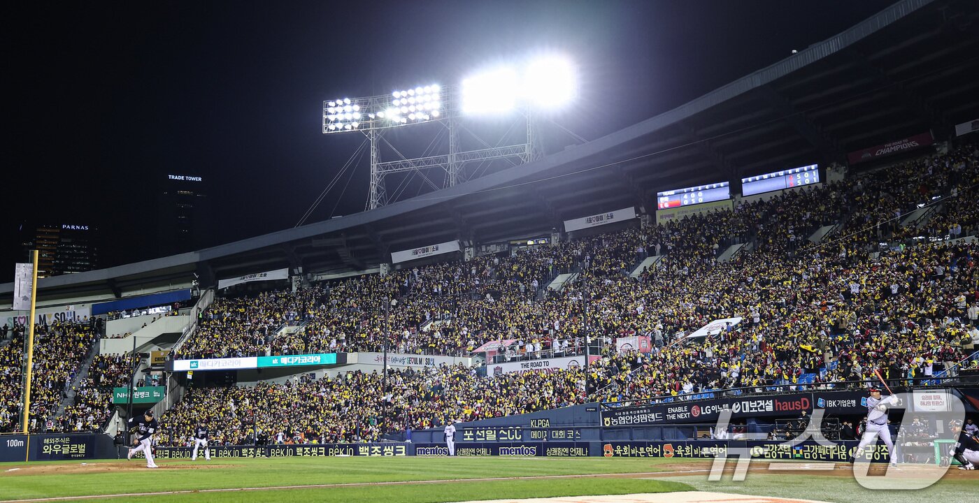 본문 이미지 - 27일 서울 송파구 잠실야구장에서 열린 프로야구 2025 신한 SOL뱅크 KBO 포스트시즌 한국시리즈 2차전 한화 이글스와 LG 트윈스의 경기, 관중들이 열띤 응원을 펼치고 있다. 2025.10.27/뉴스1 ⓒ News1 김도우 기자
