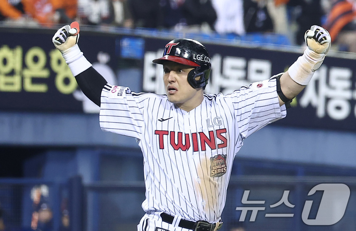 (서울=뉴스1) 김성진 기자 = 27일 서울 잠실야구장에서 열린 프로야구 2025 신한 SOL뱅크 KBO 포스트시즌 한국시리즈 2차전 한화 이글스와 LG 트윈스의 경기, LG 박동 …