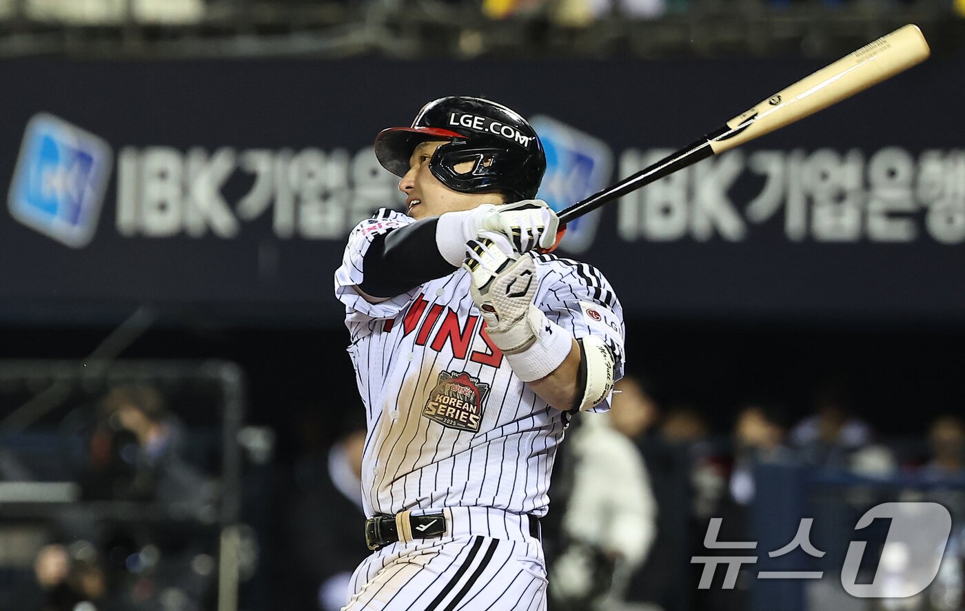 본문 이미지 - 27일 서울 잠실야구장에서 열린 프로야구 2025 신한 SOL뱅크 KBO 포스트시즌 한국시리즈 2차전 한화 이글스와 LG 트윈스의 경기, 3회말 2사 1루상황에서 LG 박동원이 2점 홈런을 치고있다. 2025.10.27/뉴스1 ⓒ News1 김도우 기자