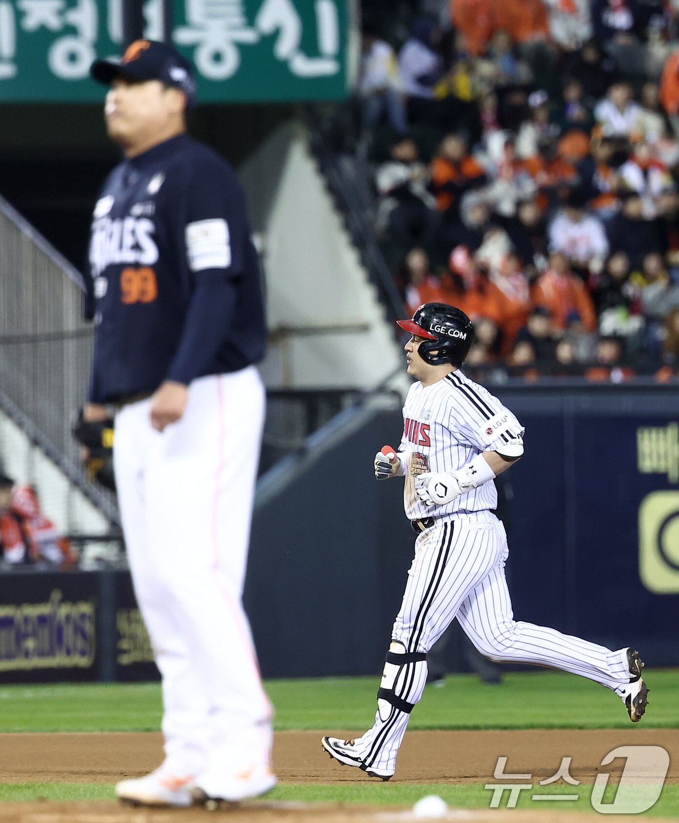 본문 이미지 - 27일 서울 잠실야구장에서 열린 프로야구 2025 신한 SOL뱅크 KBO 포스트시즌 한국시리즈 2차전 한화 이글스와 LG 트윈스의 경기, LG 박동원이 3회말 2사 1루 상황에서 2점 홈런을 터뜨린 후 그라운드를 돌고 있다. 2025.10.27/뉴스1 ⓒ News1 김성진 기자