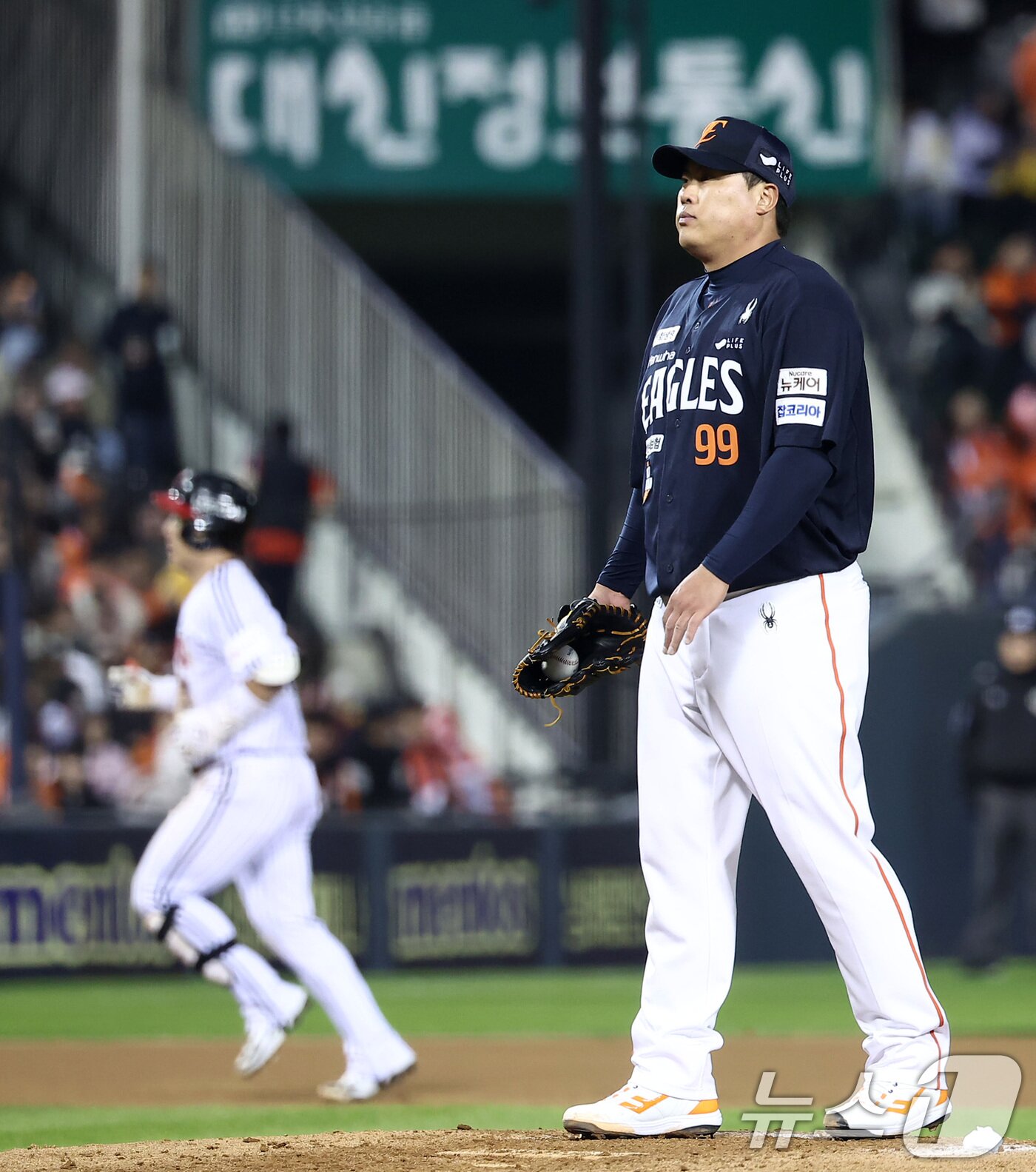 본문 이미지 - 27일 서울 잠실야구장에서 열린 프로야구 2025 신한 SOL뱅크 KBO 포스트시즌 한국시리즈 2차전 한화 이글스와 LG 트윈스의 경기, 한화 선발 류현진이 3회말 2사 1루 상황에서 LG 박동원에게 2점 홈런을 허용한 후 아쉬워하고 있다. 2025.10.27/뉴스1 ⓒ News1 김성진 기자