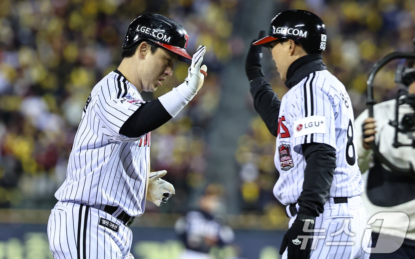 본문 이미지 - 27일 서울 잠실야구장에서 열린 프로야구 2025 신한 SOL뱅크 KBO 포스트시즌 한국시리즈 2차전 한화 이글스와 LG 트윈스의 경기, 3회말 2사 1루상황에서 LG 박동원이 2점 홈런을 치고 베이스를 돌고 있다. 2025.10.27/뉴스1 ⓒ News1 김도우 기자