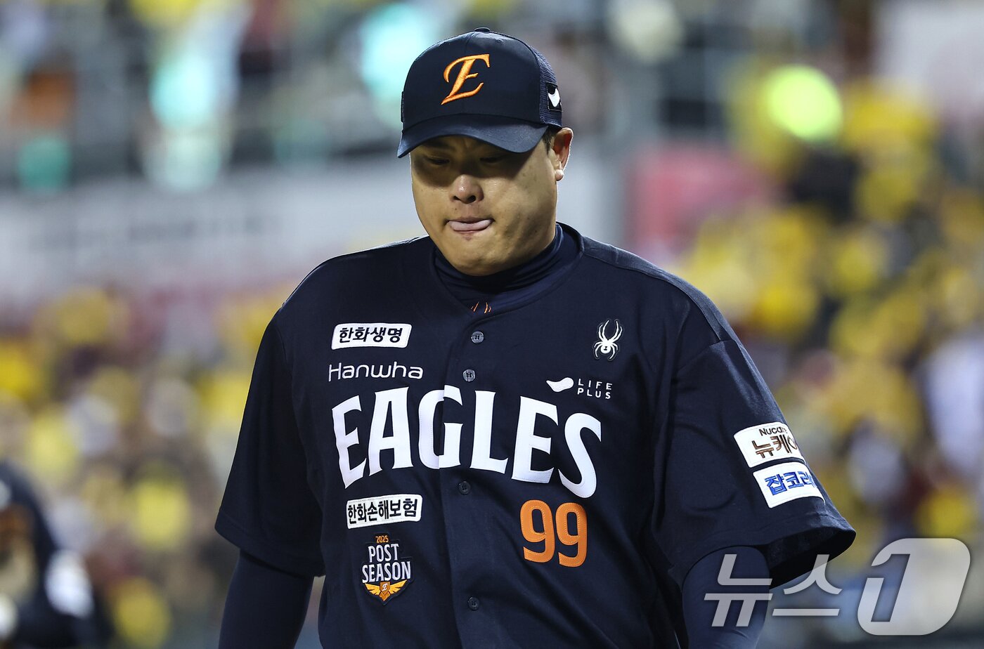 본문 이미지 - 27일 서울 송파구 잠실야구장에서 열린 프로야구 2025 신한 SOL뱅크 KBO 포스트시즌 한국시리즈 2차전 한화 이글스와 LG 트윈스의 경기, 한화 선발투수 류현진이 3회말 2실점으로 수비를 마치고 더그아웃으로 향하고 있다. 2025.10.27/뉴스1 ⓒ News1 김도우 기자