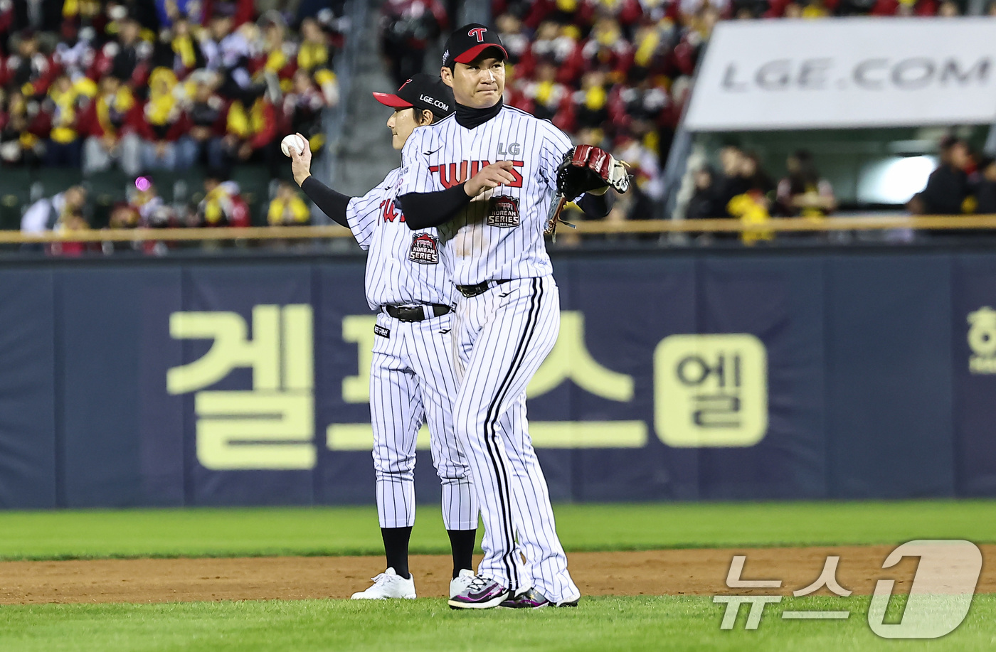 (서울=뉴스1) 김도우 기자 = 27일 서울 송파구 잠실야구장에서 열린 프로야구 2025 신한 SOL뱅크 KBO 포스트시즌 한국시리즈 2차전 한화 이글스와 LG 트윈스의 경기, 4 …