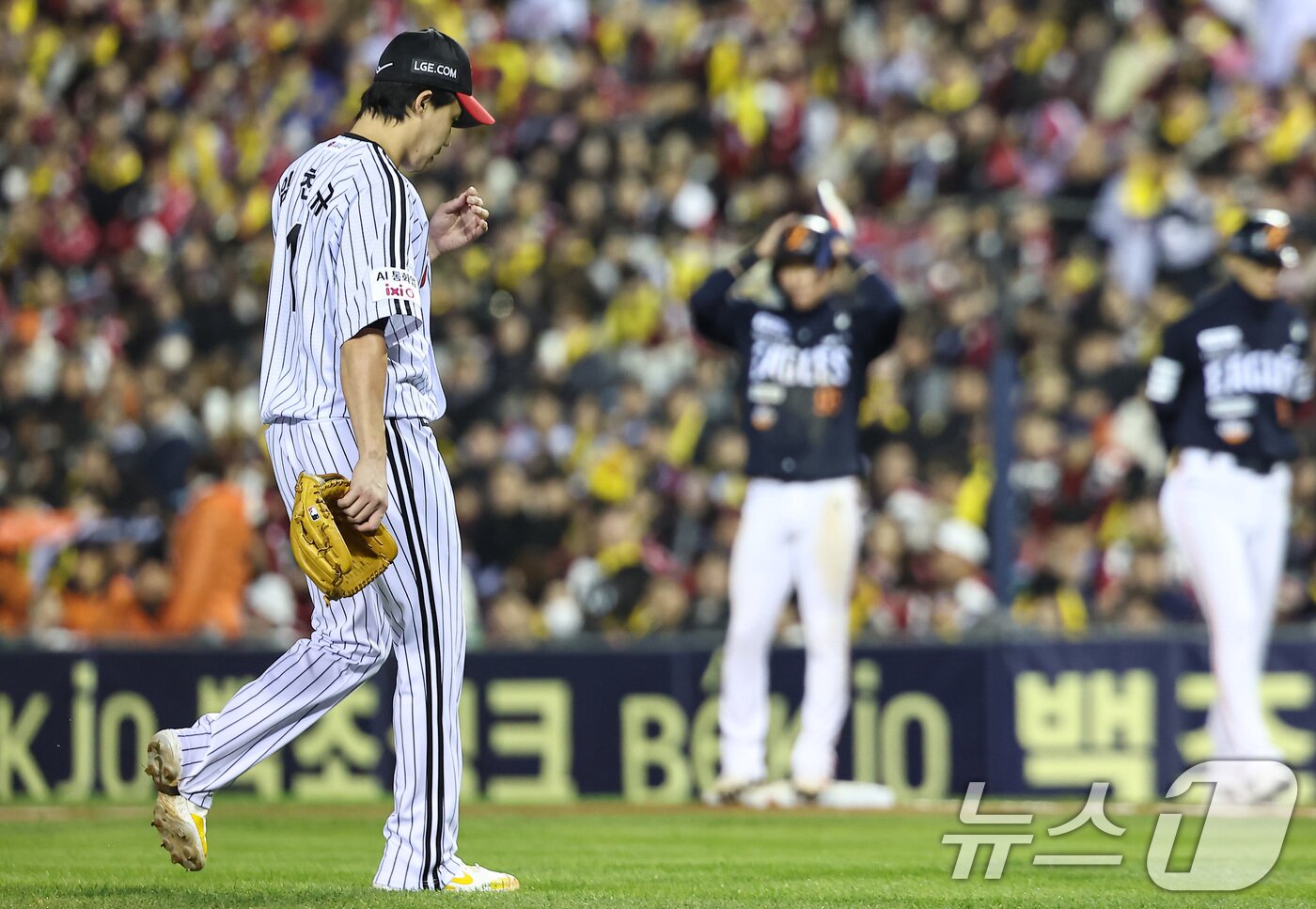 본문 이미지 - 27일 서울 송파구 잠실야구장에서 열린 프로야구 2025 신한 SOL뱅크 KBO 포스트시즌 한국시리즈 2차전 한화 이글스와 LG 트윈스의 경기, LG 선발투수 임찬규가 4회초 1사 만루상황에서 교체되고 있다. 2025.10.27/뉴스1 ⓒ News1 김도우 기자