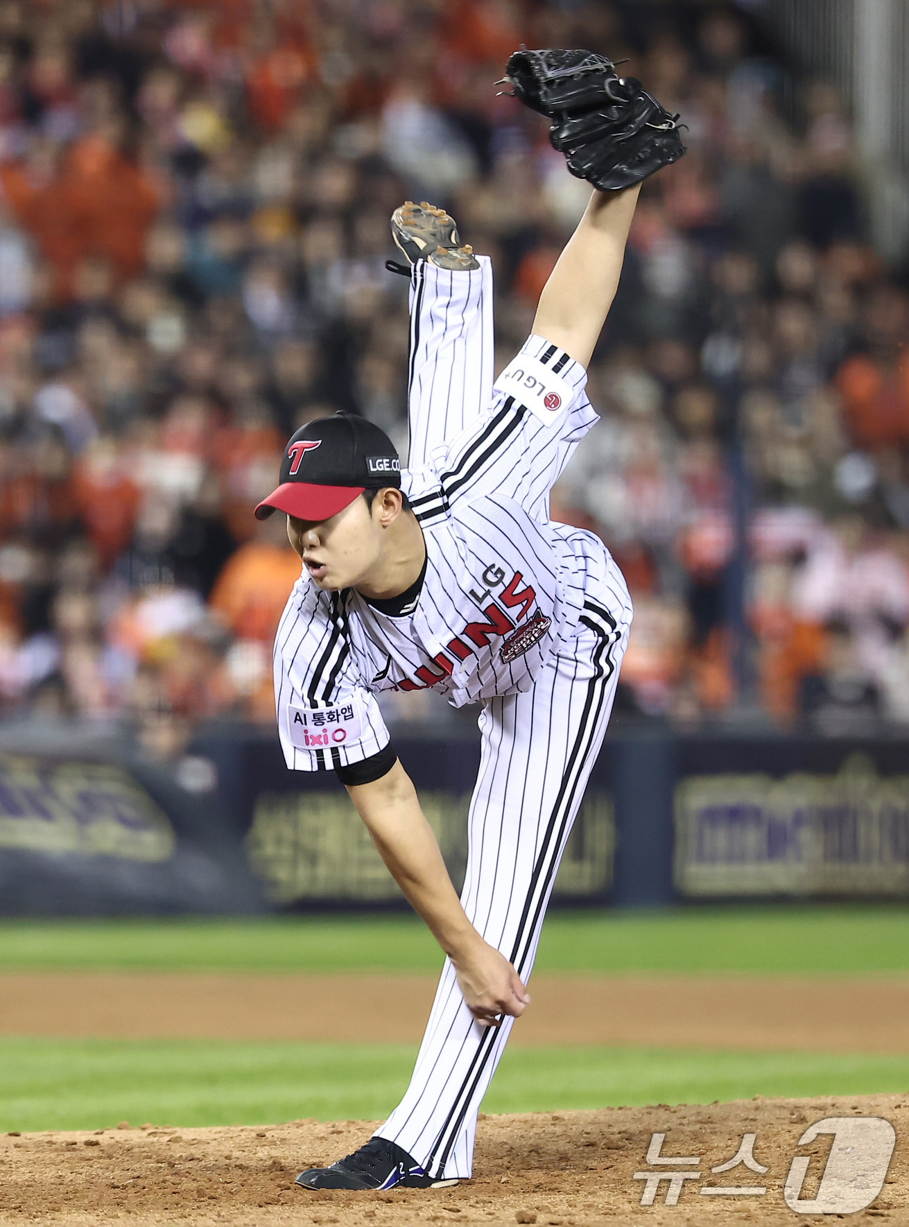 (서울=뉴스1) 김성진 기자 = 27일 서울 잠실야구장에서 열린 프로야구 2025 신한 SOL뱅크 KBO 포스트시즌 한국시리즈 2차전 한화 이글스와 LG 트윈스의 경기, LG 김영 …