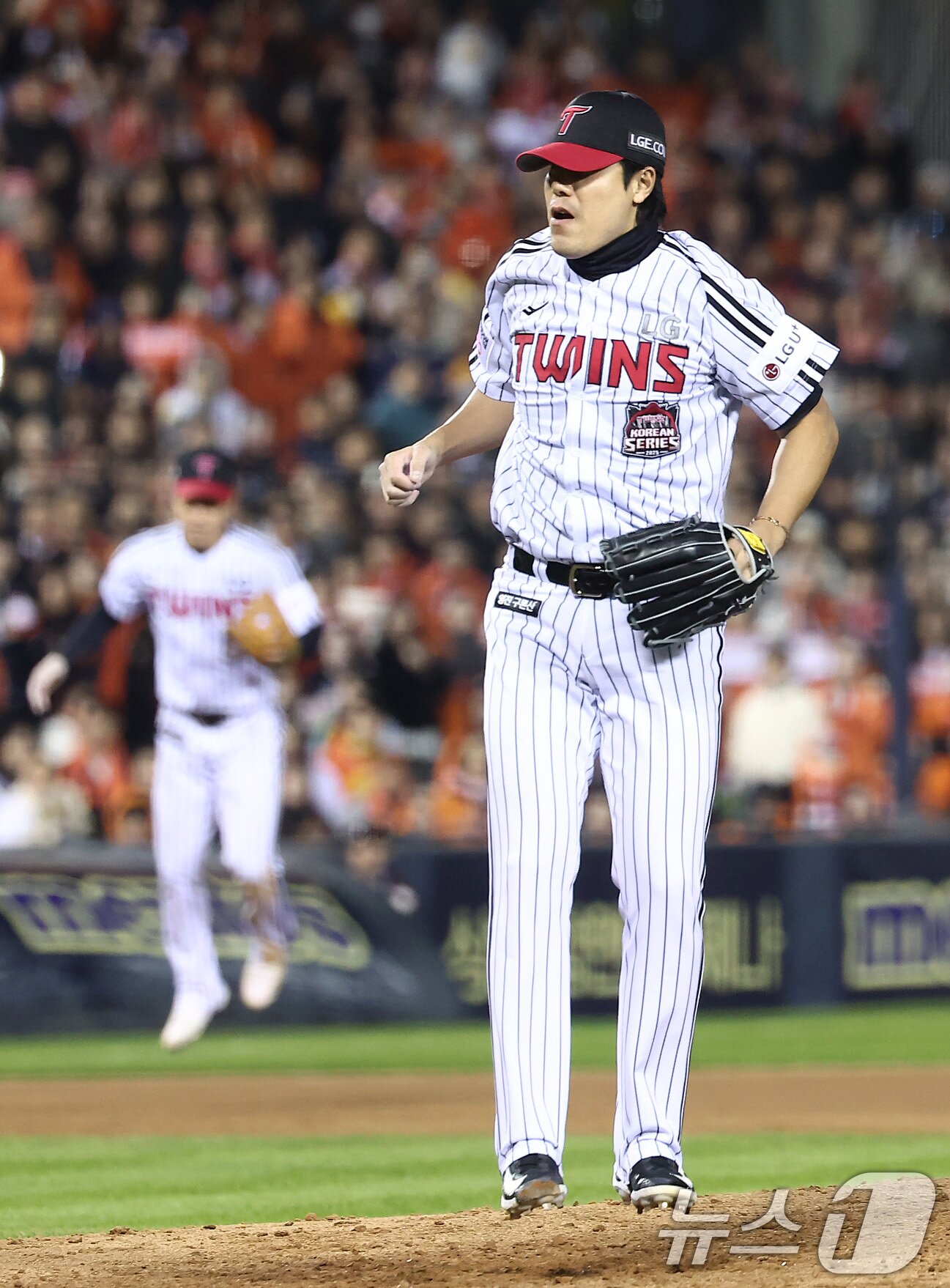 본문 이미지 - 위기 넘긴 뒤 기뻐하는 LG 트윈스 투수 김진성. 2025.10.27/뉴스1 ⓒ News1 김성진 기자