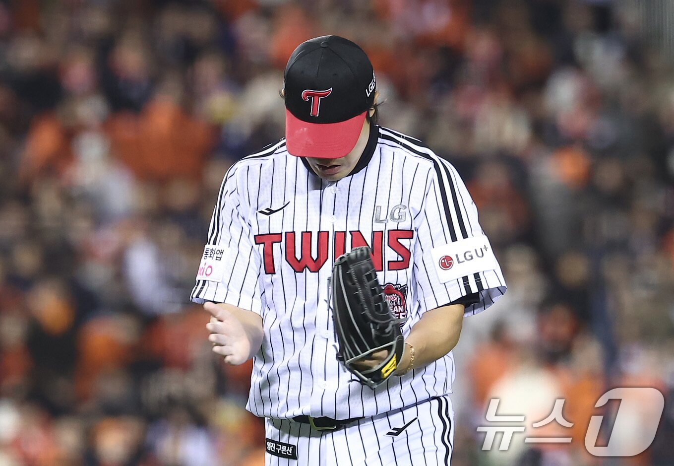 본문 이미지 - 27일 서울 잠실야구장에서 열린 프로야구 2025 신한 SOL뱅크 KBO 포스트시즌 한국시리즈 2차전 한화 이글스와 LG 트윈스의 경기, LG 김진성이 4회초 2사 만루 상황에서 한화 노시환을 헛스윙 삼진으로 아웃시킨 후 박수를 치며 더그아웃으로 향하고 있다. 2025.10.27/뉴스1 ⓒ News1 김성진 기자