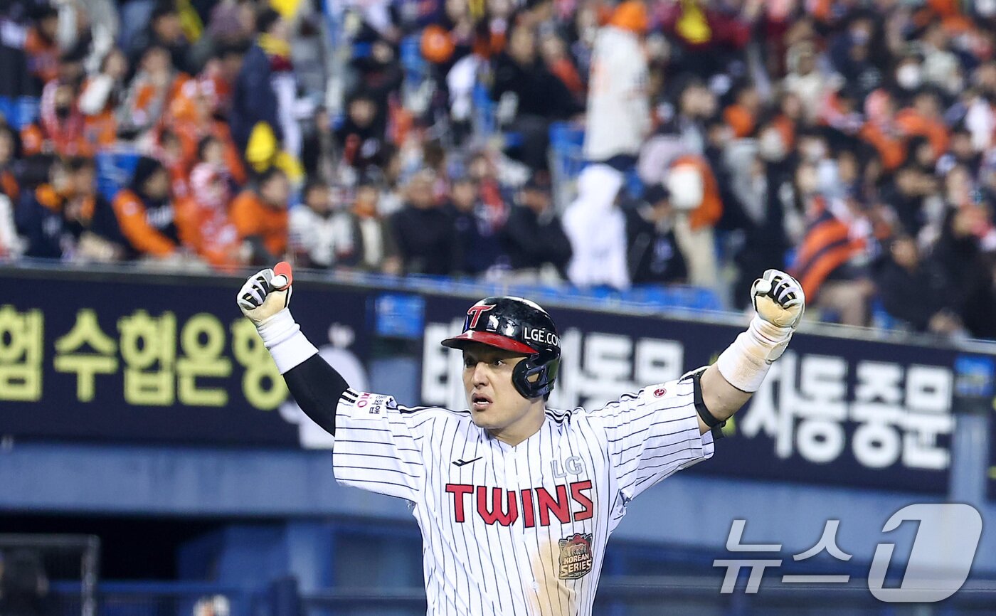 본문 이미지 - 27일 서울 잠실야구장에서 열린 프로야구 2025 신한 SOL뱅크 KBO 포스트시즌 한국시리즈 2차전 한화 이글스와 LG 트윈스의 경기, LG 박동원이 3회말 2사 1루 상황에서 2점 홈런을 터뜨린 후 세리머니를 하고 있다. 2025.10.27/뉴스1 ⓒ News1 김성진 기자