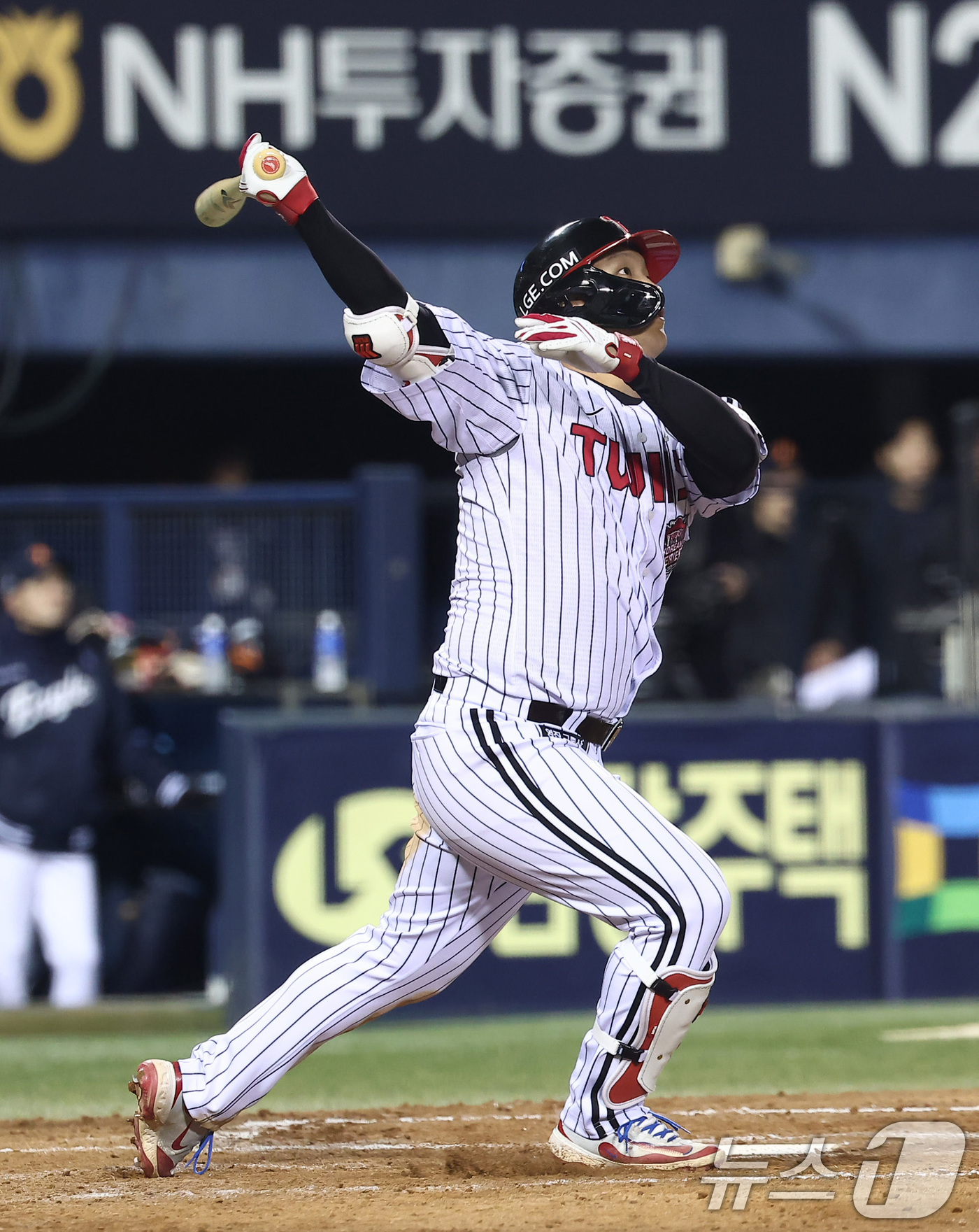 (서울=뉴스1) 김성진 기자 = 27일 서울 잠실야구장에서 열린 프로야구 2025 신한 SOL뱅크 KBO 포스트시즌 한국시리즈 2차전 한화 이글스와 LG 트윈스의 경기, LG 문보 …