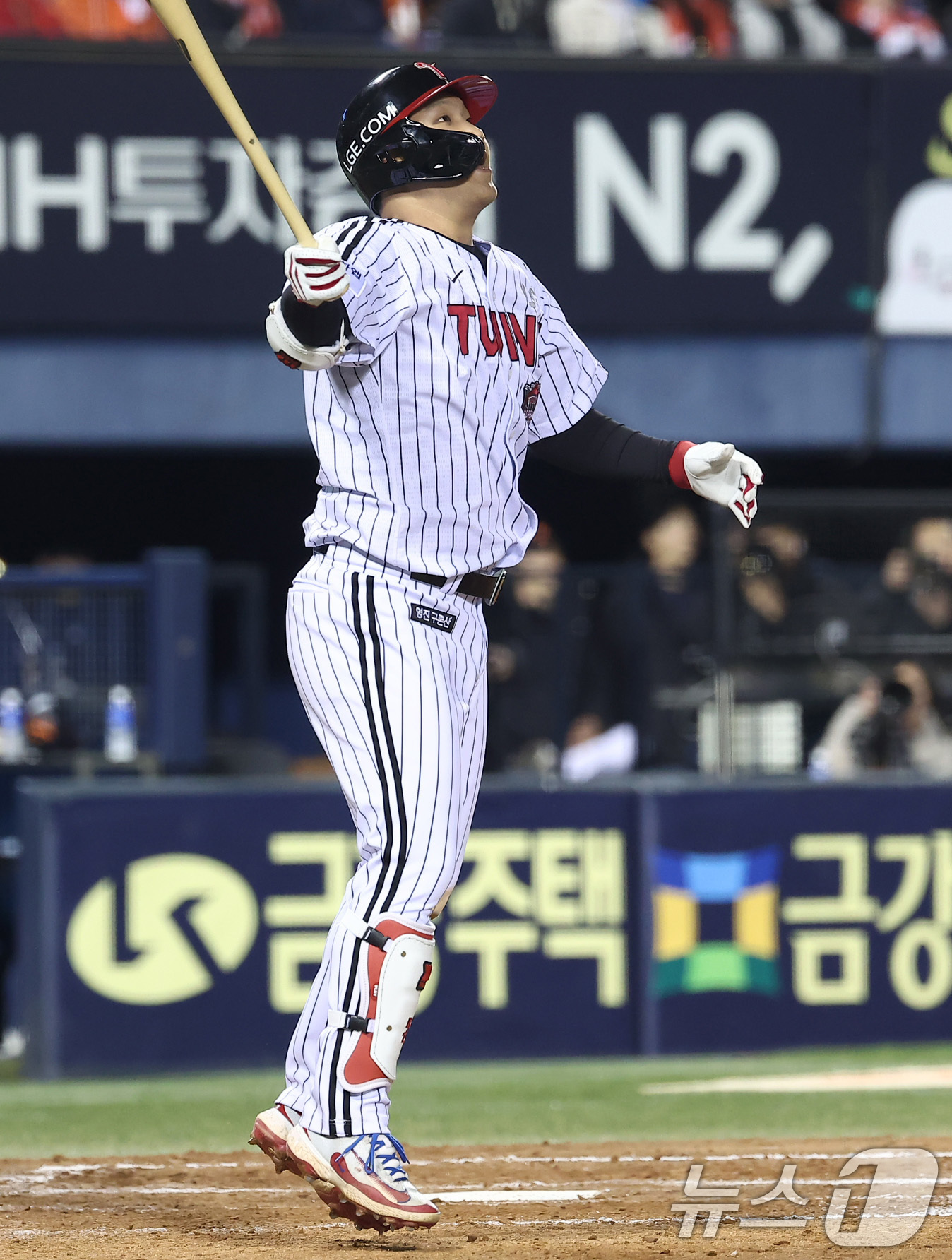 (서울=뉴스1) 김성진 기자 = 27일 서울 잠실야구장에서 열린 프로야구 2025 신한 SOL뱅크 KBO 포스트시즌 한국시리즈 2차전 한화 이글스와 LG 트윈스의 경기, LG 문보 …