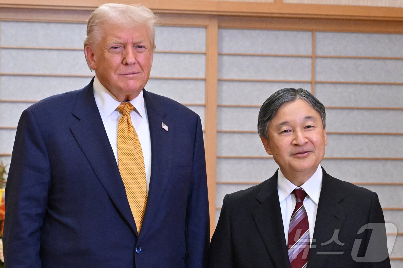 본문 이미지 - 트럼프 미국 대통령과 나루히토 일왕. 2025.10.27 ⓒ 로이터=뉴스1 ⓒ News1 이지예 객원기자