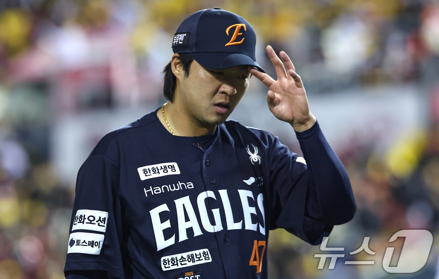 본문 이미지 - 27일 서울 송파구 잠실야구장에서 열린 프로야구 2025 신한 SOL뱅크 KBO 포스트시즌 한국시리즈 2차전 한화 이글스와 LG 트윈스의 경기, 한화 구원투수 김범수가 4회말을 마치고 더그아웃으로 향하고 있다. 2025.10.27/뉴스1 ⓒ News1 김도우 기자