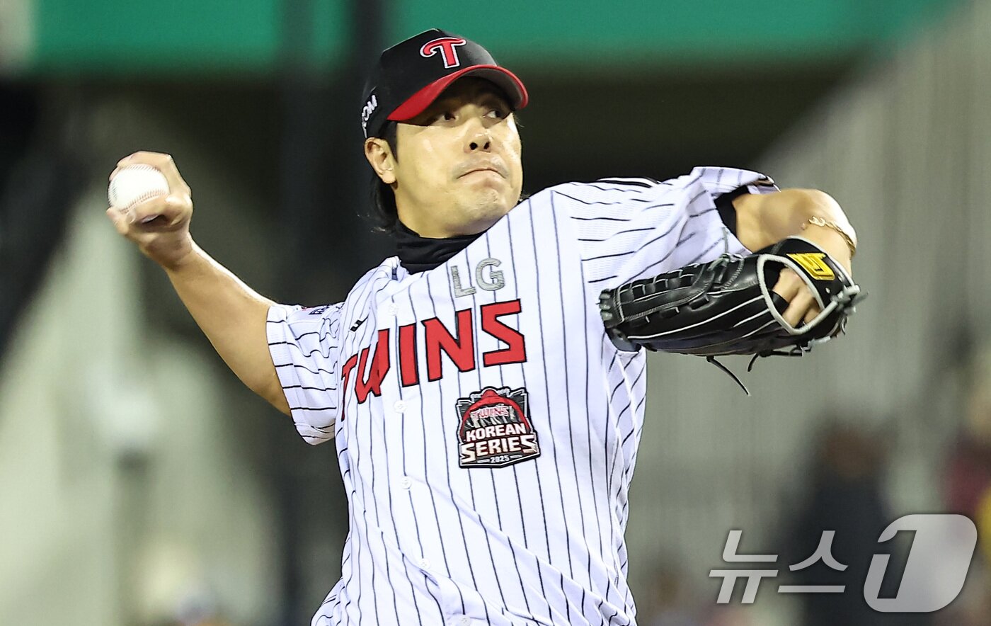 본문 이미지 - 27일 서울 송파구 잠실야구장에서 열린 프로야구 2025 신한 SOL뱅크 KBO 포스트시즌 한국시리즈 2차전 한화 이글스와 LG 트윈스의 경기, LG 구원투수 김진성이 5회초 역투하고 있다. 2025.10.27/뉴스1 ⓒ News1 김도우 기자