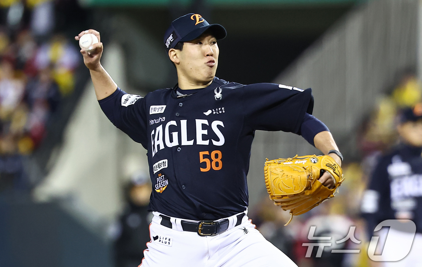 (서울=뉴스1) 김도우 기자 = 27일 서울 송파구 잠실야구장에서 열린 프로야구 2025 신한 SOL뱅크 KBO 포스트시즌 한국시리즈 2차전 한화 이글스와 LG 트윈스의 경기, 5 …