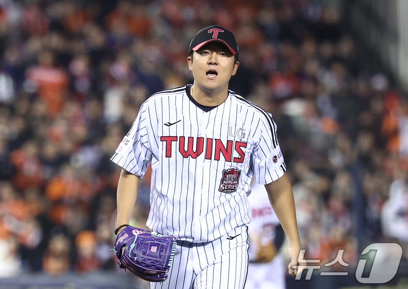 본문 이미지 - 27일 서울 잠실야구장에서 열린 프로야구 2025 신한 SOL뱅크 KBO 포스트시즌 한국시리즈 2차전 한화 이글스와 LG 트윈스의 경기, LG 송승기가 6회초 수비를 삼자범퇴로 막아낸 후 포효하고 있다. 2025.10.27/뉴스1 ⓒ News1 김성진 기자