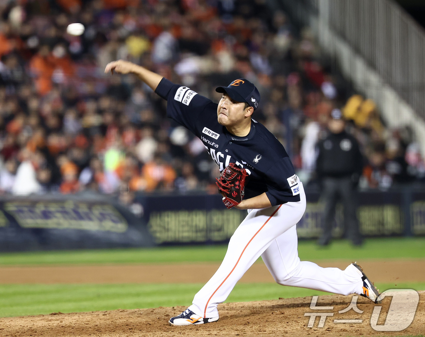 (서울=뉴스1) 김성진 기자 = 27일 서울 잠실야구장에서 열린 프로야구 2025 신한 SOL뱅크 KBO 포스트시즌 한국시리즈 2차전 한화 이글스와 LG 트윈스의 경기, 한화 주현 …