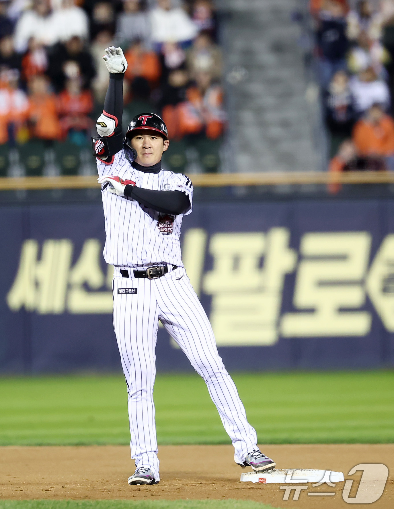 (서울=뉴스1) 김성진 기자 = 27일 서울 잠실야구장에서 열린 프로야구 2025 신한 SOL뱅크 KBO 포스트시즌 한국시리즈 2차전 한화 이글스와 LG 트윈스의 경기, LG 오지 …
