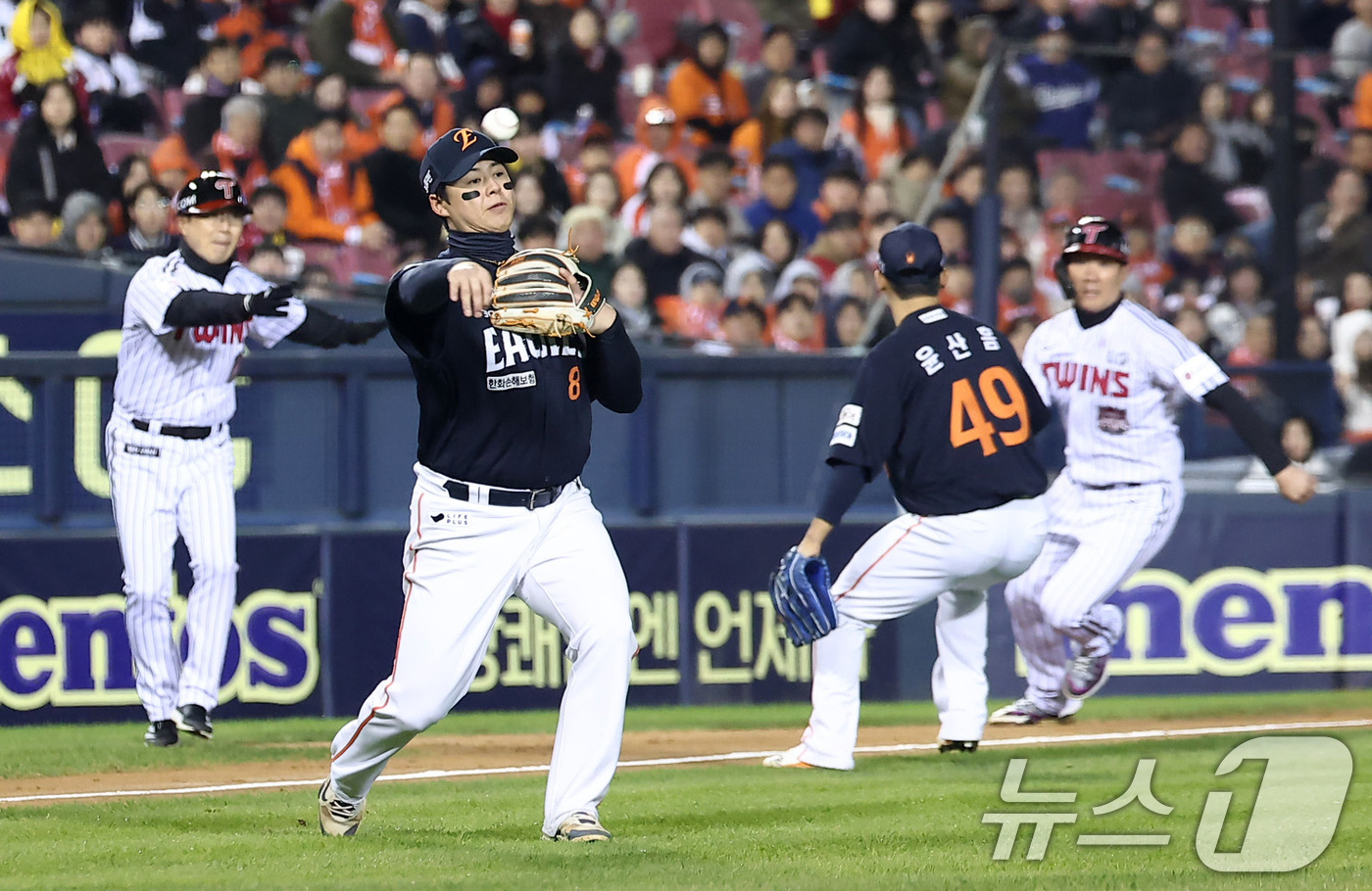 (서울=뉴스1) 김성진 기자 = 27일 서울 잠실야구장에서 열린 프로야구 2025 신한 SOL뱅크 KBO 포스트시즌 한국시리즈 2차전 한화 이글스와 LG 트윈스의 경기, 한화 노시 …