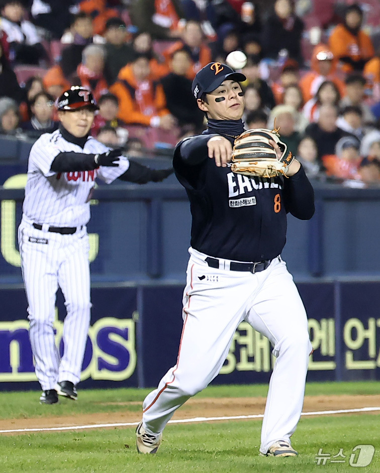 (서울=뉴스1) 김성진 기자 = 27일 서울 잠실야구장에서 열린 프로야구 2025 신한 SOL뱅크 KBO 포스트시즌 한국시리즈 2차전 한화 이글스와 LG 트윈스의 경기, 한화 노시 …