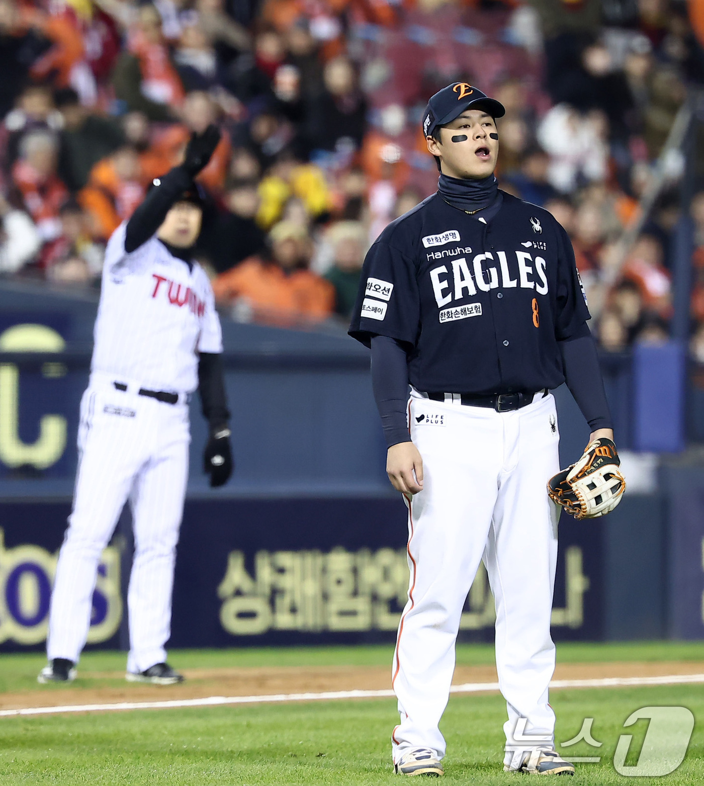 (서울=뉴스1) 김성진 기자 = 27일 서울 잠실야구장에서 열린 프로야구 2025 신한 SOL뱅크 KBO 포스트시즌 한국시리즈 2차전 한화 이글스와 LG 트윈스의 경기, 한화 노시 …