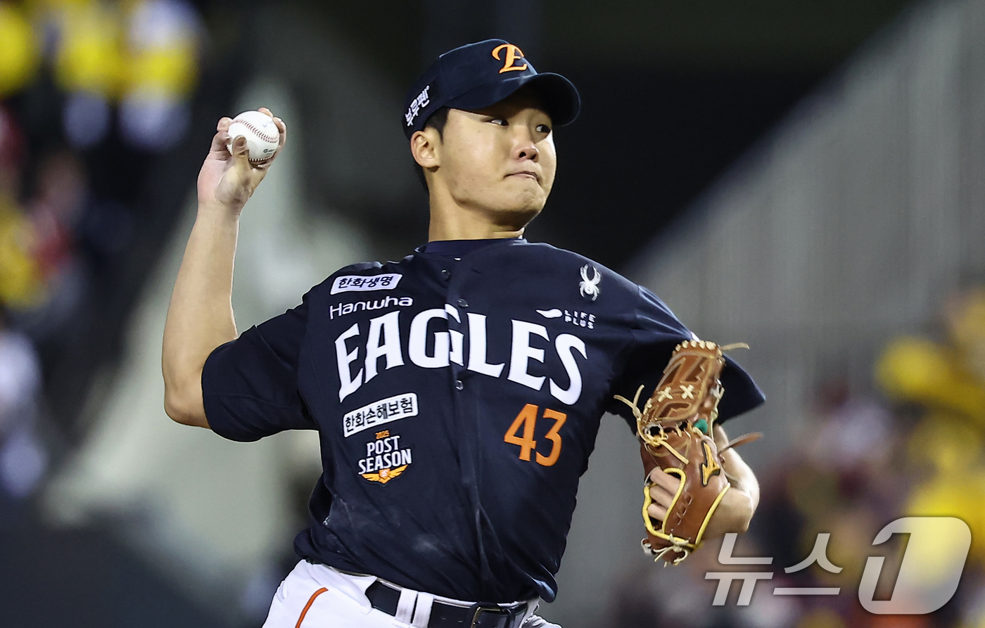 (서울=뉴스1) 김도우 기자 = 27일 서울 송파구 잠실야구장에서 열린 프로야구 2025 신한 SOL뱅크 KBO 포스트시즌 한국시리즈 2차전 한화 이글스와 LG 트윈스의 경기, 8 …