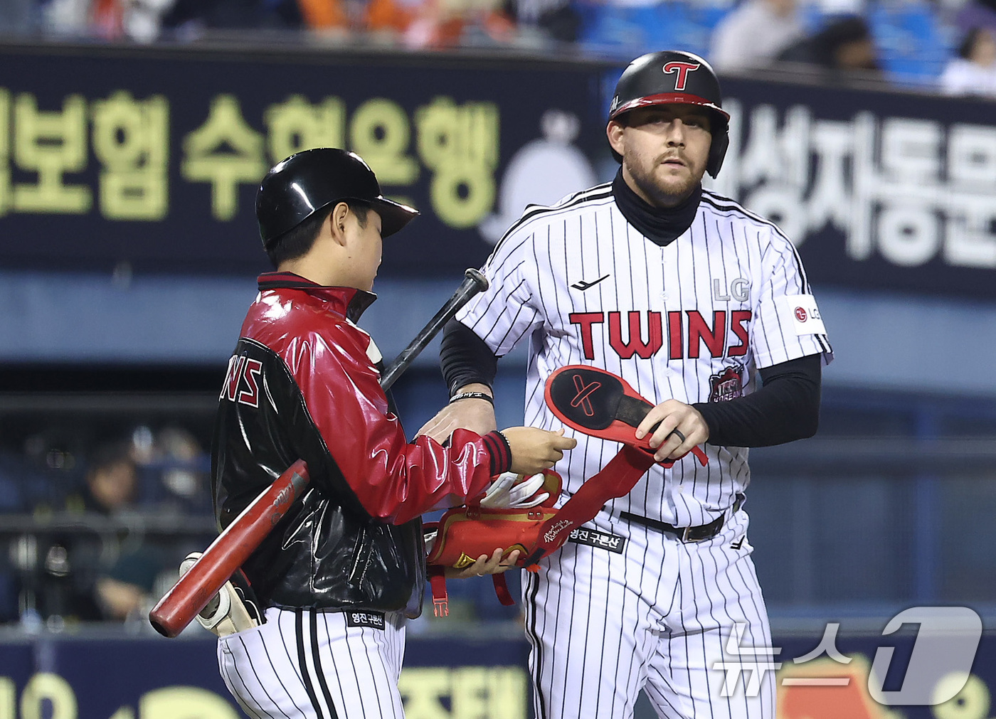 (서울=뉴스1) 김성진 기자 = 27일 서울 잠실야구장에서 열린 프로야구 2025 신한 SOL뱅크 KBO 포스트시즌 한국시리즈 2차전 한화 이글스와 LG 트윈스의 경기, LG 오스 …