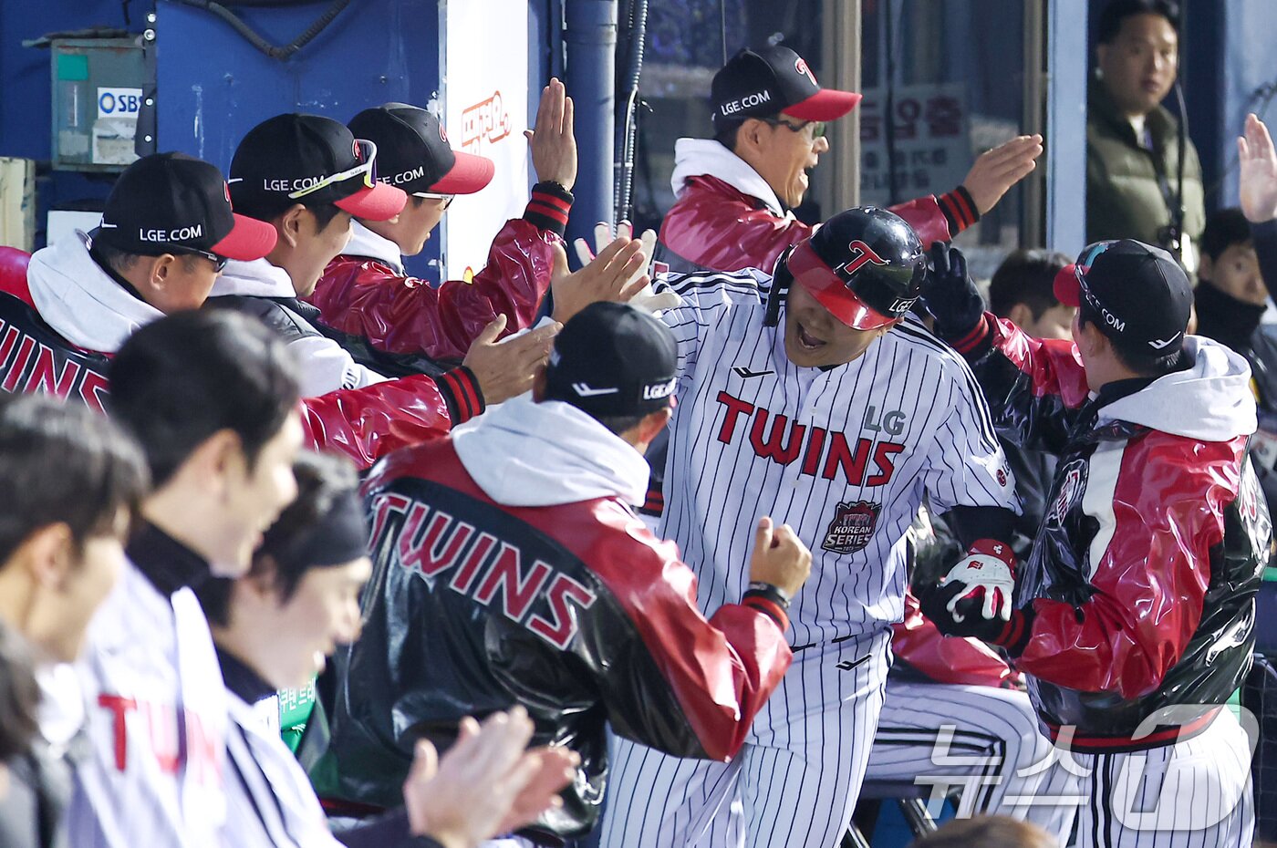 본문 이미지 - 27일 서울 잠실야구장에서 열린 프로야구 2025 신한 SOL뱅크 KBO 포스트시즌 한국시리즈 2차전 한화 이글스와 LG 트윈스의 경기, LG 문보경이 8회말 2사 1루 상황에서 2점 홈런을 터뜨린 후 더그아웃에서 하이파이브를 하고 있다. 2025.10.27/뉴스1 ⓒ News1 김성진 기자