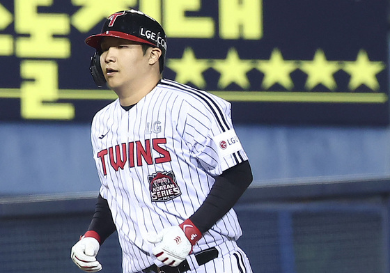 '문보경 역전 3점포' LG, 두산에 4-2 역전승…선두 질주