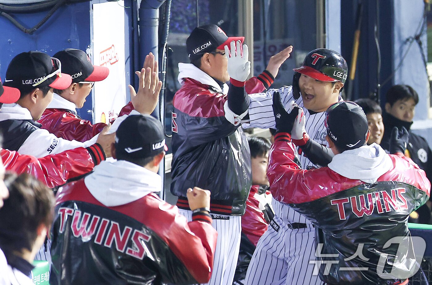 본문 이미지 - 27일 서울 잠실야구장에서 열린 프로야구 2025 신한 SOL뱅크 KBO 포스트시즌 한국시리즈 2차전 한화 이글스와 LG 트윈스의 경기, LG 문보경이 8회말 2사 1루 상황에서 2점 홈런을 터뜨린 후 더그아웃에서 하이파이브를 하고 있다. 2025.10.27/뉴스1 ⓒ News1 김성진 기자
