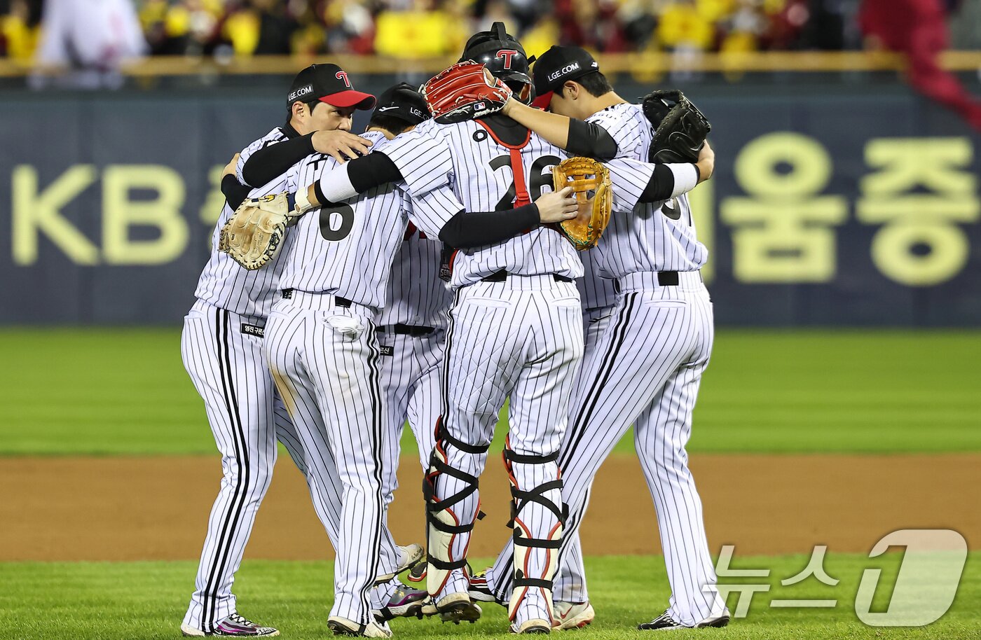 본문 이미지 - 27일 서울 송파구 잠실야구장에서 열린 프로야구 2025 신한 SOL뱅크 KBO 포스트시즌 한국시리즈 2차전 한화 이글스와 LG 트윈스의 경기, LG 선수들이 13대 5 승리 후 기쁨을 나누고 있다. 2025.10.27/뉴스1 ⓒ News1 김도우 기자