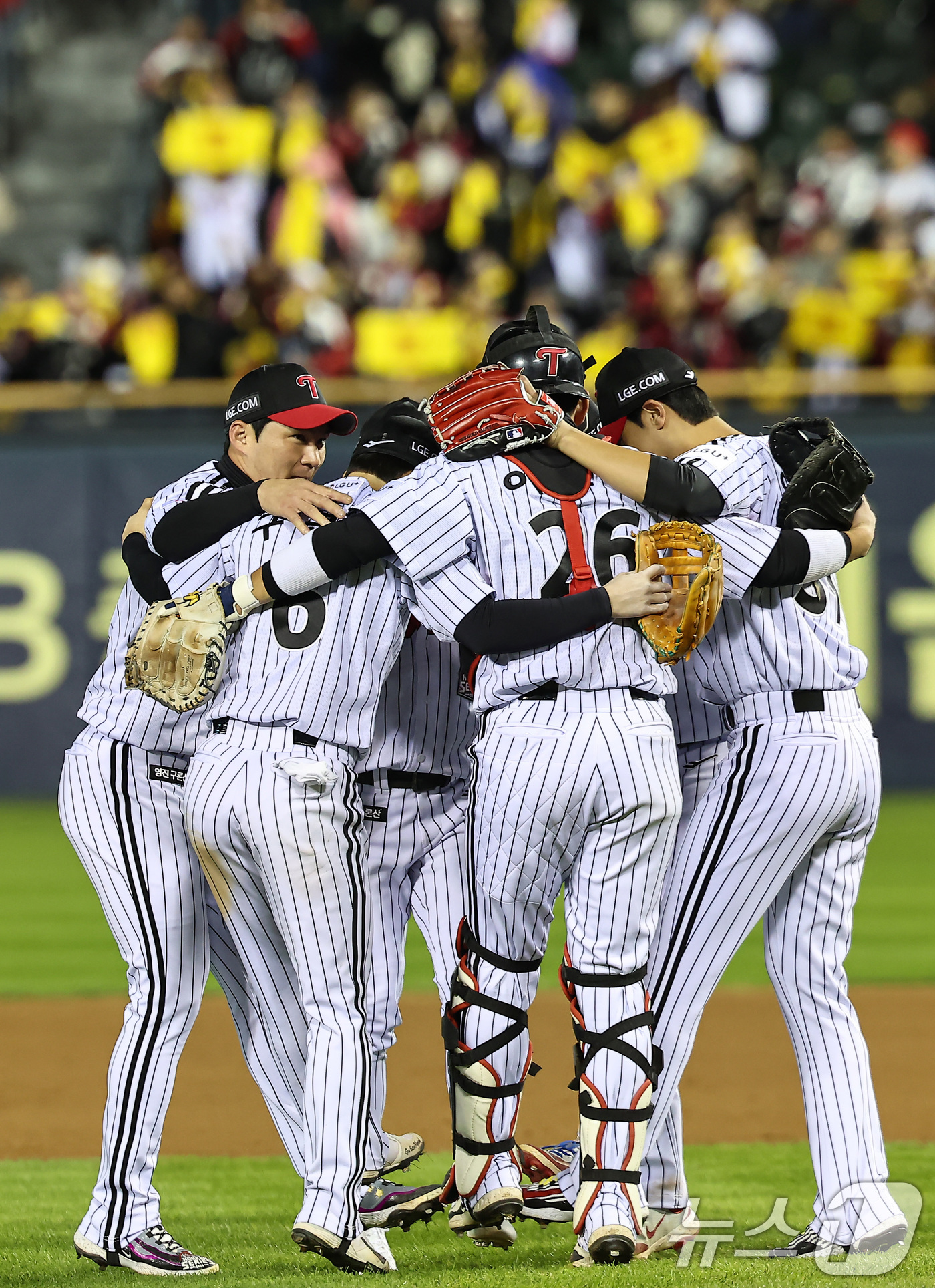 (서울=뉴스1) 김도우 기자 = 27일 서울 송파구 잠실야구장에서 열린 프로야구 2025 신한 SOL뱅크 KBO 포스트시즌 한국시리즈 2차전 한화 이글스와 LG 트윈스의 경기, L …