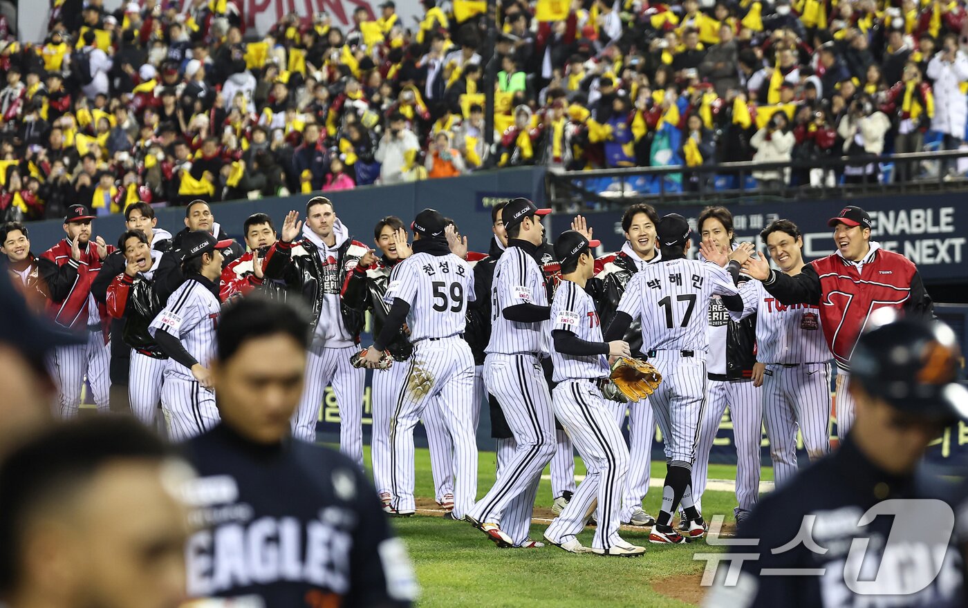본문 이미지 - 27일 서울 송파구 잠실야구장에서 열린 프로야구 2025 신한 SOL뱅크 KBO 포스트시즌 한국시리즈 2차전 한화 이글스와 LG 트윈스의 경기, LG 선수들이 13대 5 승리 후 기쁨을 나누고 있다. 2025.10.27/뉴스1 ⓒ News1 김도우 기자