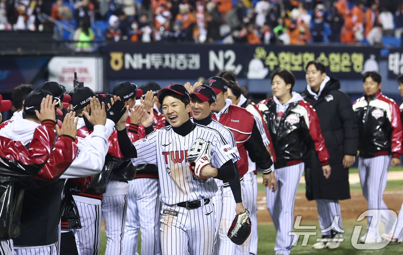 본문 이미지 - 27일 서울 잠실야구장에서 열린 프로야구 2025 신한 SOL뱅크 KBO 포스트시즌 한국시리즈 2차전 한화 이글스와 LG 트윈스의 경기에서 LG 선수들이 13-5로 승리를 거둔 후 하이파이브를 하고 있다. 2025.10.27/뉴스1 ⓒ News1 김성진 기자