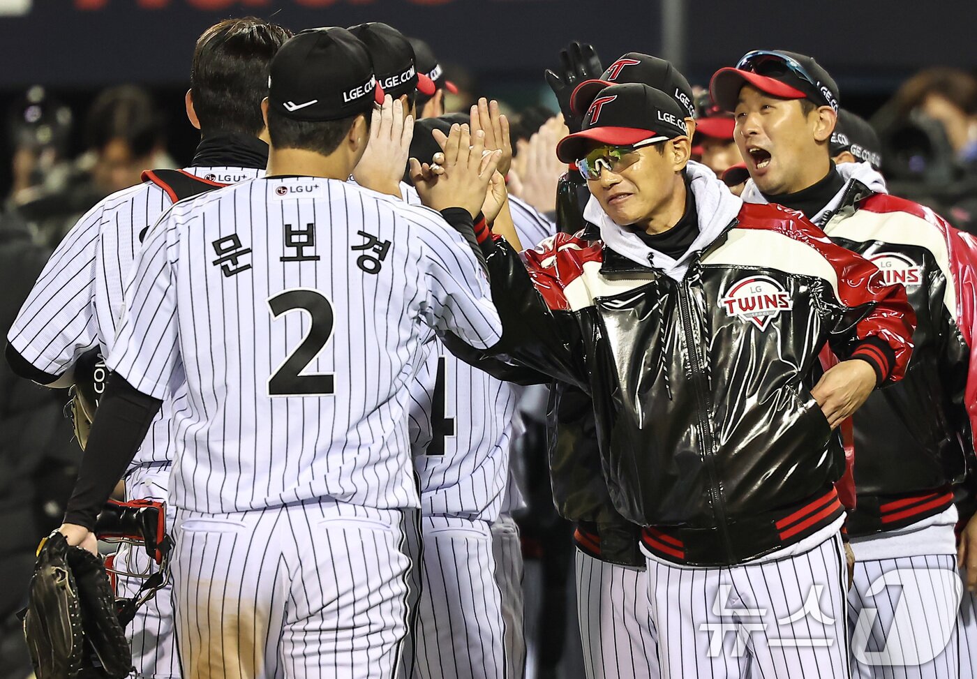 본문 이미지 - 27일 서울 송파구 잠실야구장에서 열린 프로야구 2025 신한 SOL뱅크 KBO 포스트시즌 한국시리즈 2차전 한화 이글스와 LG 트윈스의 경기, LG 염경엽 감독이 13대 5 승리 후 LG 문보경을 격려하고 있다. 2025.10.27/뉴스1 ⓒ News1 김도우 기자