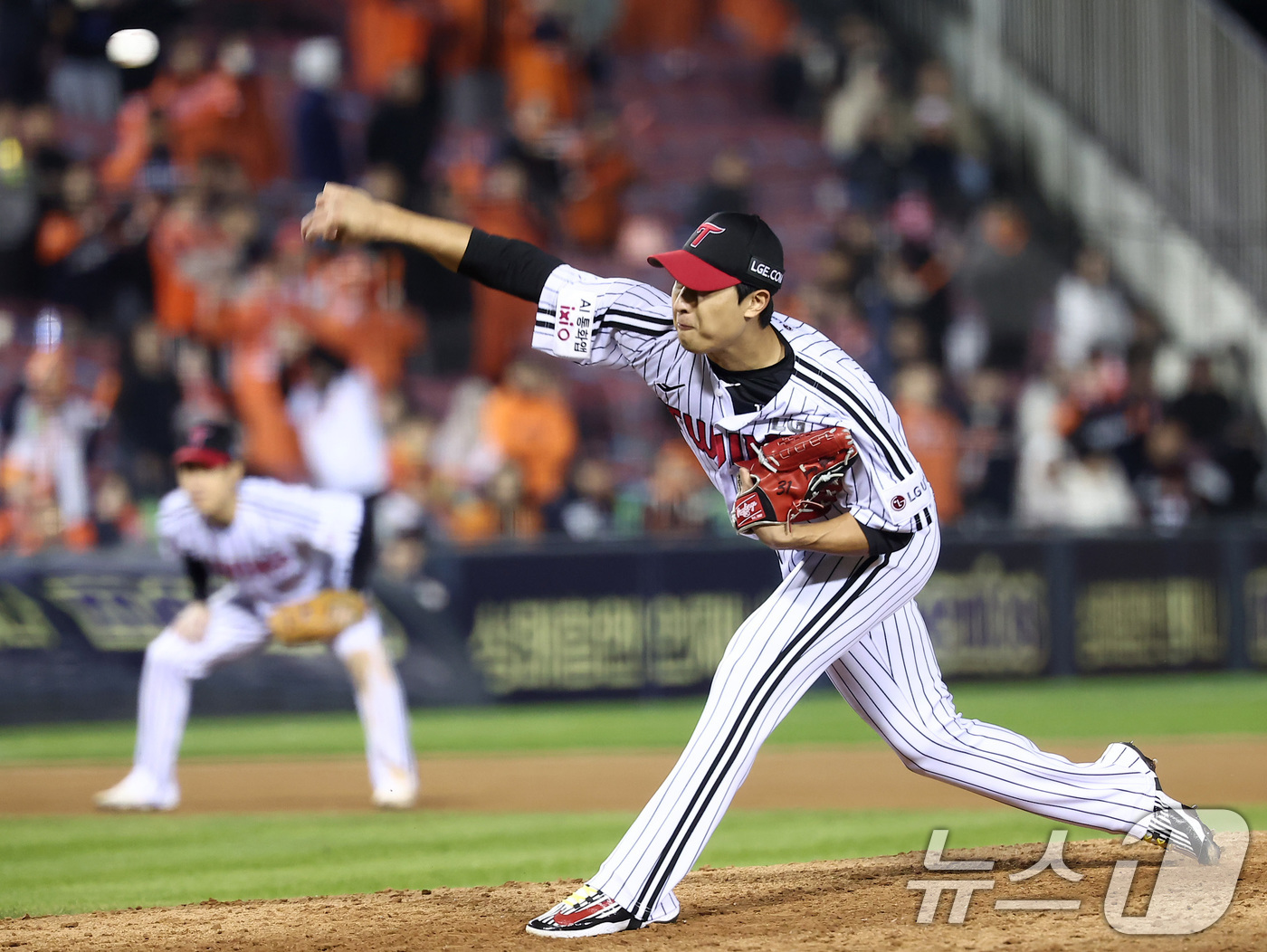 (서울=뉴스1) 김성진 기자 = 27일 서울 잠실야구장에서 열린 프로야구 2025 신한 SOL뱅크 KBO 포스트시즌 한국시리즈 2차전 한화 이글스와 LG 트윈스의 경기, LG 이정 …