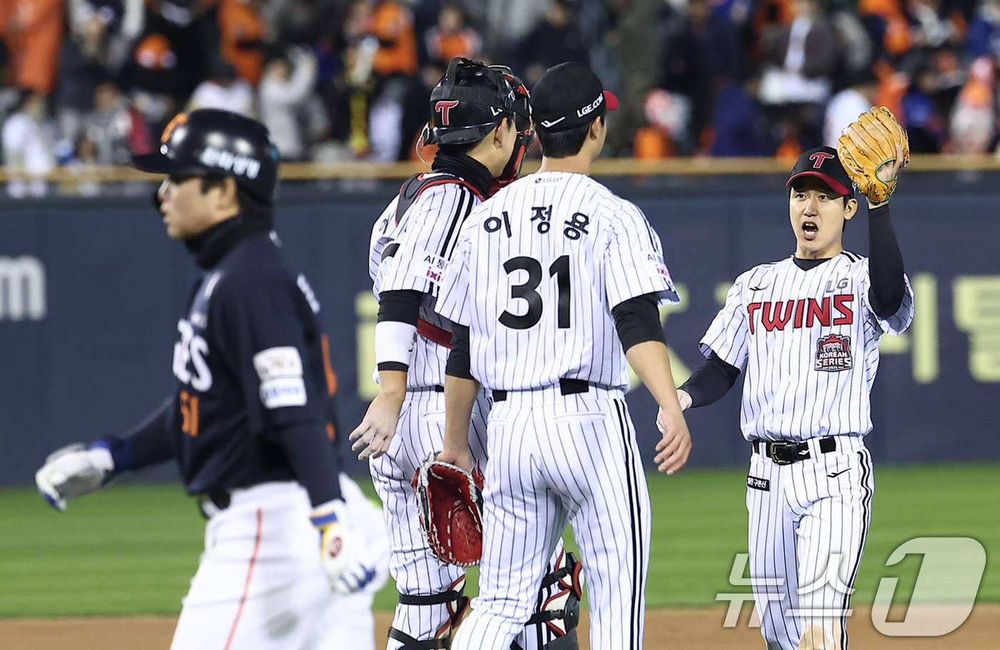 (서울=뉴스1) 김성진 기자 = 27일 서울 잠실야구장에서 열린 프로야구 2025 신한 SOL뱅크 KBO 포스트시즌 한국시리즈 2차전 한화 이글스와 LG 트윈스의 경기에서 LG 선 …