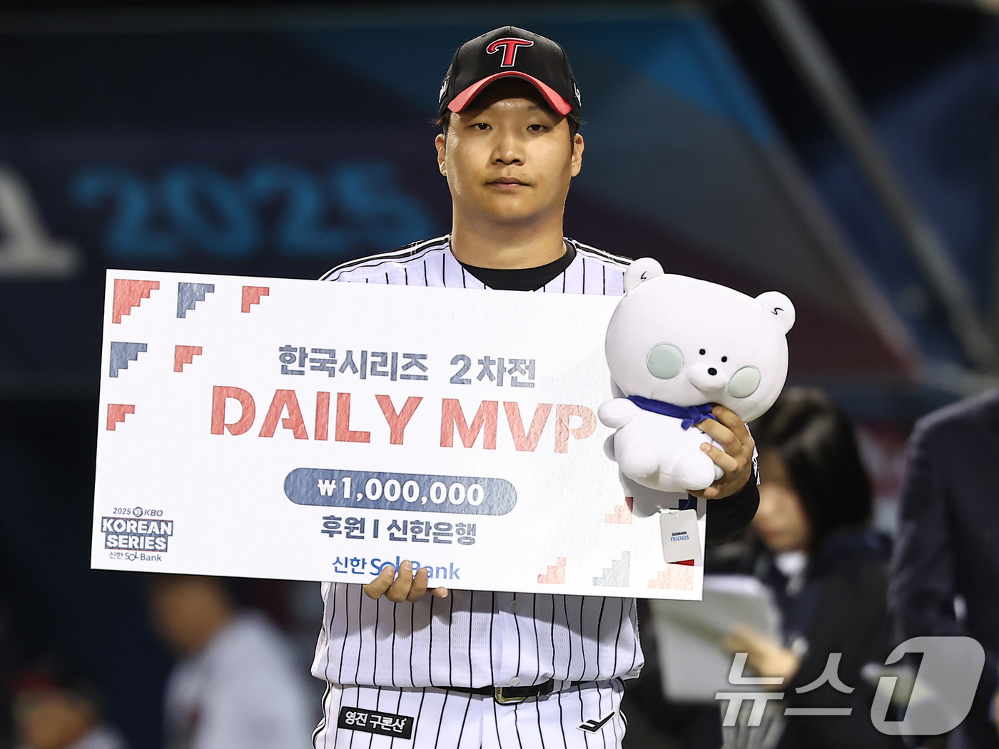 (서울=뉴스1) 김도우 기자 = 27일 서울 송파구 잠실야구장에서 열린 프로야구 2025 신한 SOL뱅크 KBO 포스트시즌 한국시리즈 2차전 한화 이글스와 LG 트윈스의 경기, L …