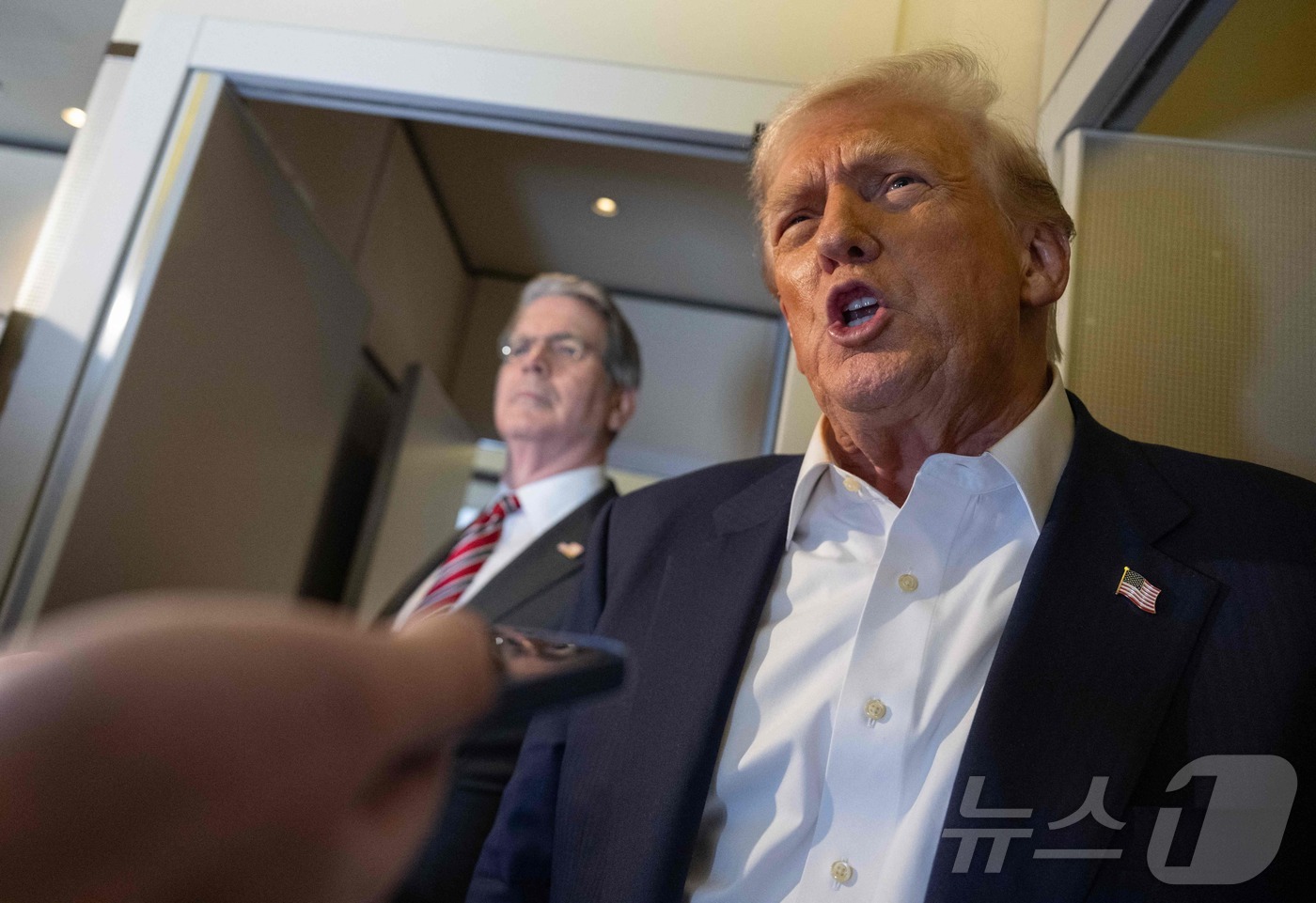 (AFP=뉴스1) 류정민 특파원 = 도널드 트럼프 미국 대통령이 27일(현지시간) 일본으로 향하는 에어포스원에서 기자들 질문에 답하고 있다. 2025.10.27.ⓒ AFP=뉴스1