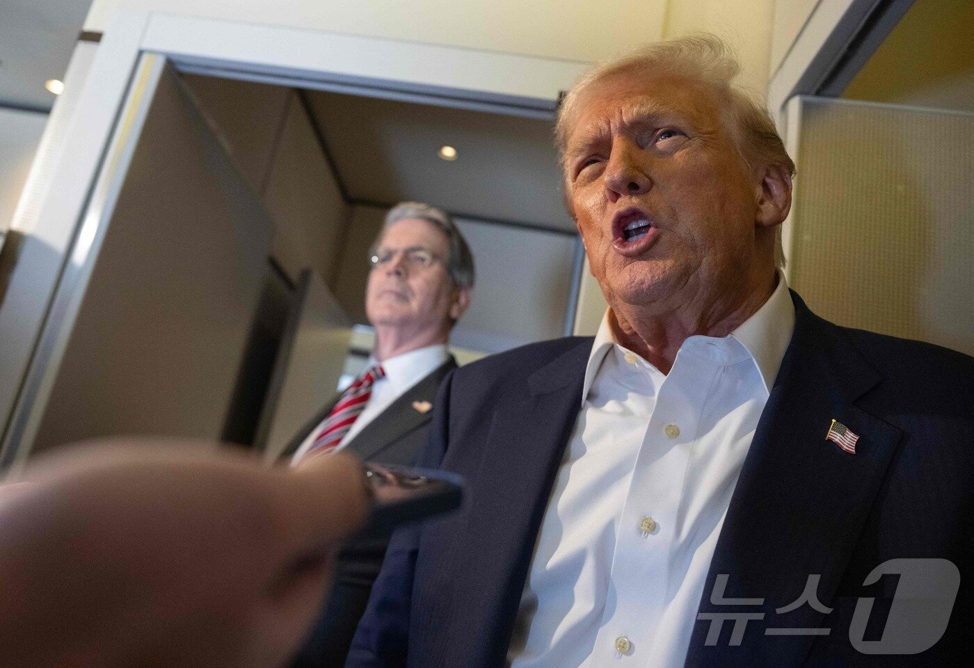 본문 이미지 - 도널드 트럼프 미국 대통령이 27일(현지시간) 일본으로 향하는 에어포스원에서 기자들 질문에 답하고 있다. 2025.10.27. ⓒ AFP=뉴스1 ⓒ News1 류정민 특파원