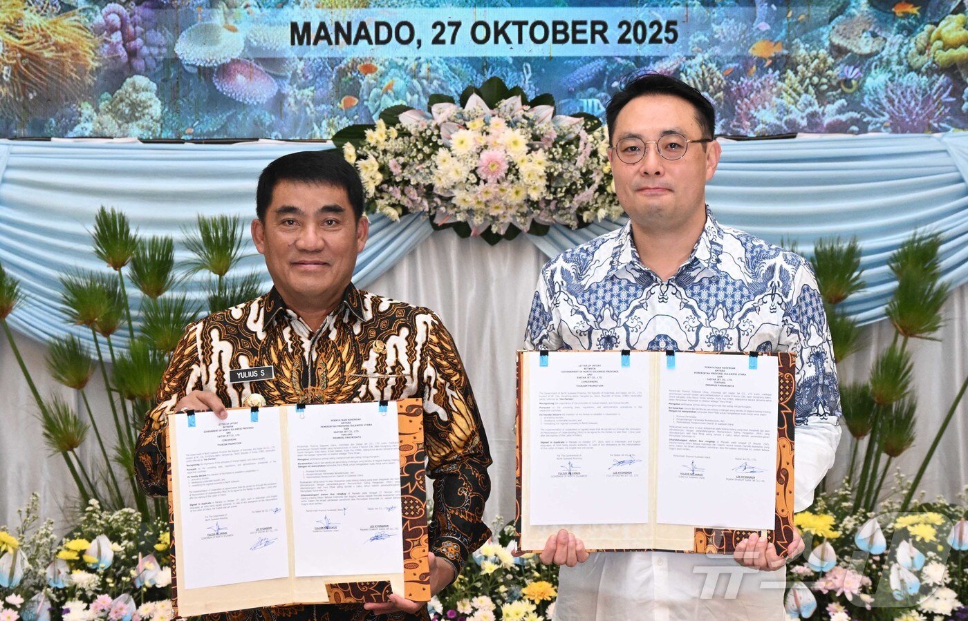 본문 이미지 - 이경민 이스타항공 커머셜본부장&#40;오른쪽&#41;과 율리우스 셀바누스&#40;Yulius Selvanus&#41; 인도네시아 북술라웨시주지사가 27일&#40;현지시간&#41; 인도네시아 북술라웨시주 마나도 주지사 공관에서 열린 &#39;마나도 관광 활성화&#39;를 위한 협력 의향서&#40;LOI:Letter of Intent&#41; 체결식에서 기념 촬영을 하고 있다. 이스타항공과 북술라웨시주는 한국과 마나도의 항공 직항편 연결을 강화하고 지속가능한 관광 개발과 지역경제 활성화를 위한 협력적 체계를 구축하는 데 상호 협력하기로 약속했다. 2025.10.28/뉴스1 ⓒ News1 안은나 기자