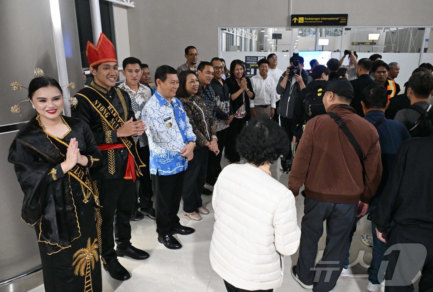 본문 이미지 - 27일&#40;현지시간&#41; 인도네시아 북술라웨시주 마나도 삼 라툴랑이 국제공항에서 열린 이스타항공의 인천-마나도 노선 신규 취항식에서 니 마데 아유 마르티니&#40;Ni Made Ayu Marthini&#41; 인도네시아 관광부 차관&#40;왼쪽 네 번째&#41;을 비롯한 관계자들이 첫 직항편으로 도착한 승객들을 환영하고 있다. 이스타항공은 이달 26일부터 인천-마나도 노선 단독 운항을 시작했으며 직항편 및 여행 상품은 팬아시아에어 및 하나투어, 모두투어 등 국내 여행사에서 구매 가능하다. 2025.10.27/뉴스1 ⓒ News1 안은나 기자